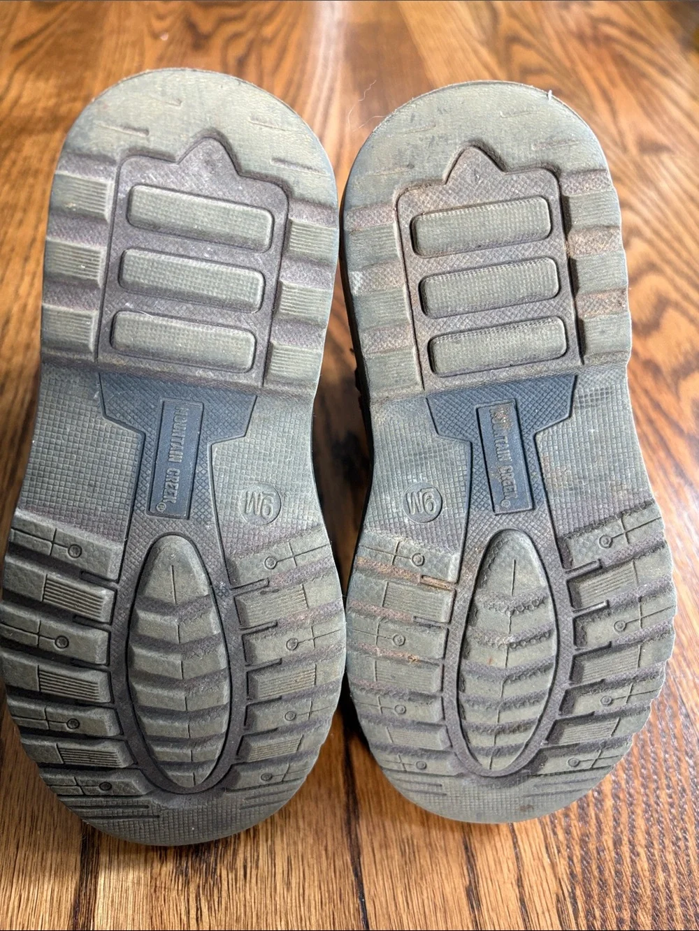 Kids Mountain Creek Terrain camouflage boots, size 9. Excellent condition